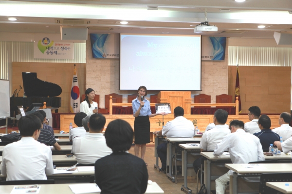 구세군 '한반도 통일세미나'에서 강연하고 있는 Dr. Ann Frish 교수가 강연을 전하고 있다.