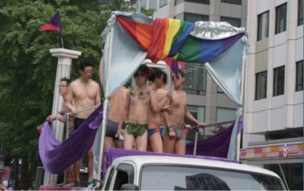 동성애자들의 알몸 행진