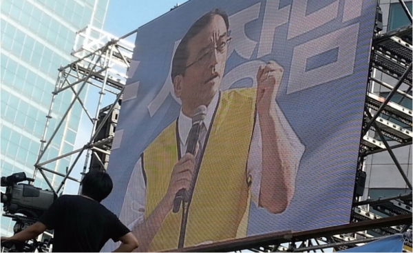 ‘동성애를 막아서는 한국교회의 전략’을 나누고 있는 에스더기독운동 대표 이용희 교수