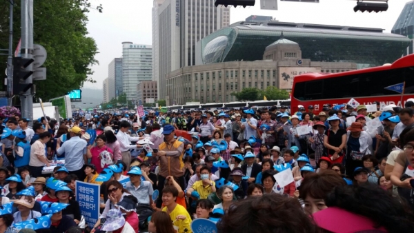 11일 대한문 앞에서 열린 '2016 서울광장 동성애 퀴어축제반대 국민대회'에 참여한 인파들. 그 끝을 알 수 없다.