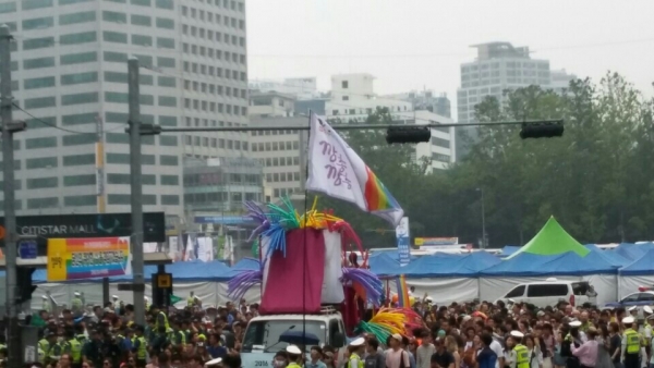 11일 서울시청광장에서 열린 퀴어축제 퍼레이드에 한국교회 보수사학 총신대 관계자들의 깃발이 등장했다. 사진으로 이들 동아리의 이름인 '깡총깡총' 이름이 분명히 보인다.