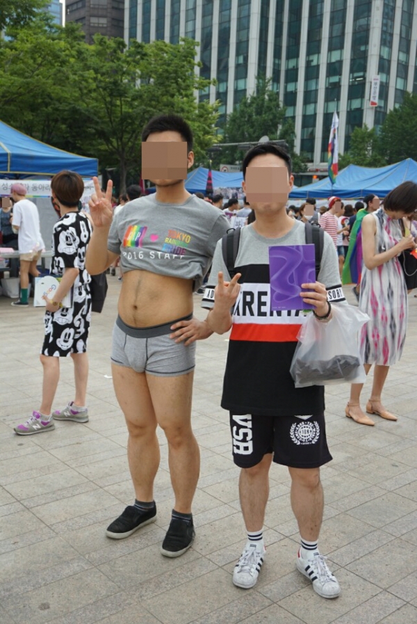 배는 왜 내놓고 다니나요? 그리고 혹시...속옷 차림 아니신가요?