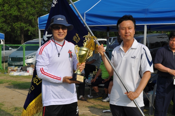 제5회 한국교회(교단) 목회자 축구대회에서 우승한 예장통합 측 목회자들.