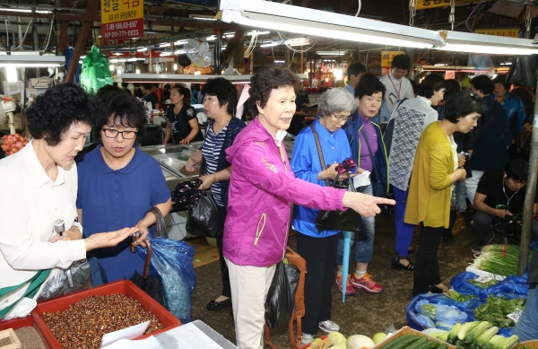 여의도순복음교회 600여 명 성도, 안산시 보성재래종합시장 방문