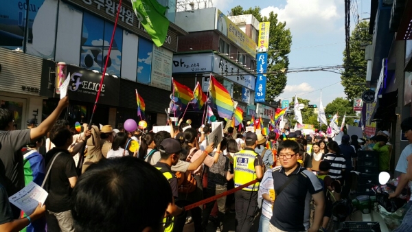 대구 중구에서 제8회 대구퀴어문화축제에 참석한 동성애 옹호자들.