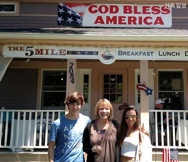 5마일 카페 'God Bless America'