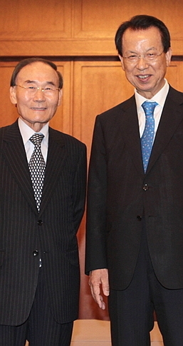 직전 이사장 박종순 목사(왼쪽)와 신임 이사장 김삼환 목사.