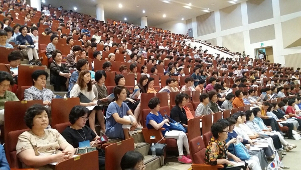 기도회에는 교계 지도자를 비롯해 평신도들의 많은 참여로 대강당은 발디딜 틈이 없었다.