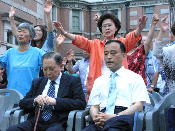 설교를 전한 이종윤 목사(한국기독교학술원장, 왼쪽)와 전국통일광장기도회 코디네이터 이용희 교수(가천대).