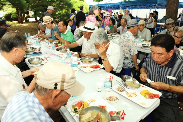 제1회 대한민국 효나눔 사랑의 삼계탕대축제에서 말복에 어르신들이 삼계탕으로 몸보신을 하고 있다.