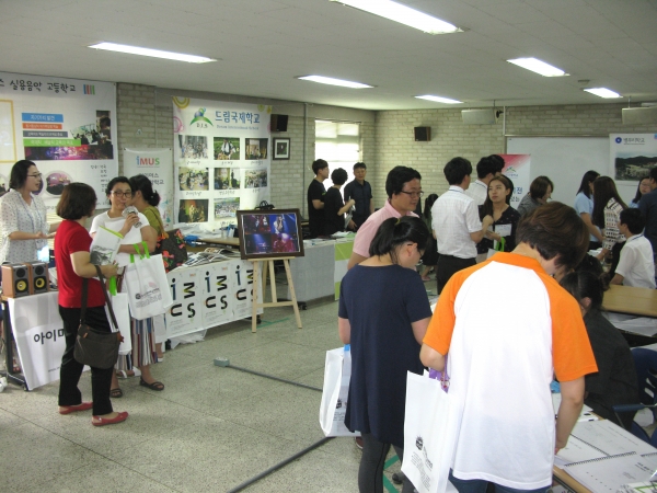 경기도대안학교박람회에서는 주제강연과 학교 소개 프레젠테이션 외에도 각 학교별 부스를 만들어 학생과 학부모들에게 정보를 제공했다.