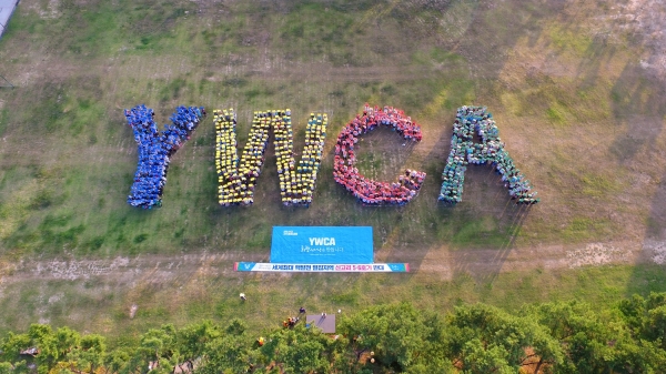 YWCA 회원들이 퍼포먼스를 벌이고 있는 모습을 항공촬영했다.