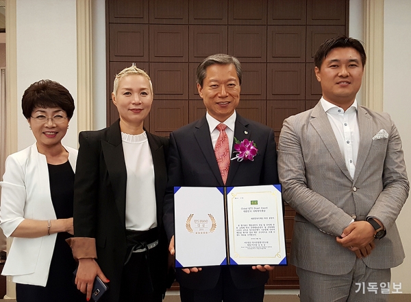 한국새생명복지재단 송창익 회장 대한민국 사회복지대상 기념촬영