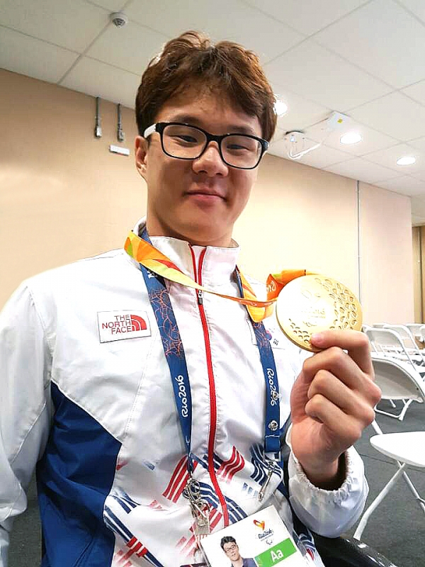 조기성 학생이 자유형 100m에서 첫 금메달을 획득했다