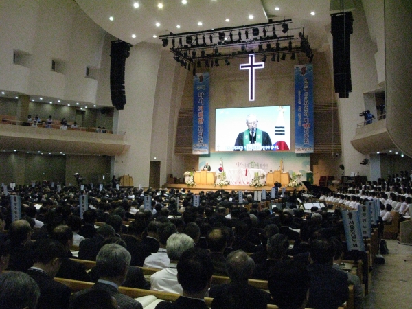 예장통합 제101회 정기총회가 열리고 있는 안산제일교회 본당의 모습.