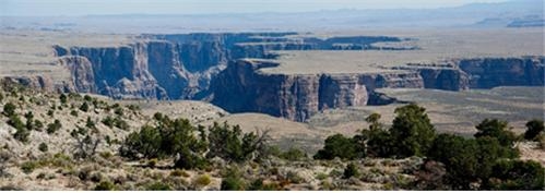 Little Colorado River Gorge -그랜드캐년의 지류에 해당하는 협곡. 평탄한 지면 아래로 수직 절벽의 깊은 계곡이 있으며, 그 밑에는 아주 적은 양의 물이 흐르거나, 물이 전혀 없는 곳도 있다. 그랜드캐년은 이처럼 매우 독특한 특징을 가지고 있는 계곡이다. 평탄한 지역에서 빗물과 천천히 흐르는 작은 하천의 침식만으로는 이런 형태의 계곡이 결코 만들어질 수 없고, 대홍수라야 가능하다.