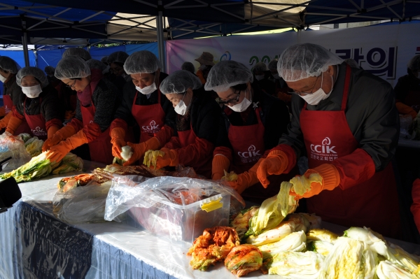 한교연 관계자들이 소외 이웃들을 위한 사랑의 김장김치 담그기 행사에 참여하고 있다.