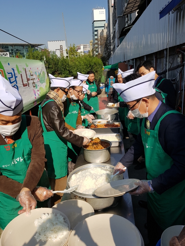 서울역 밥퍼사역의 모습.