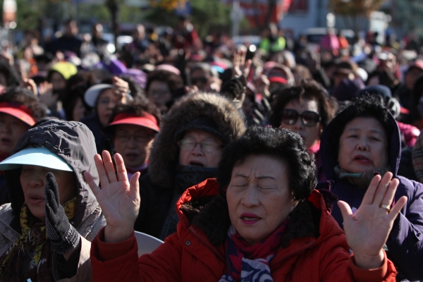 대한노인회는 1일 오후 서울역 광장에서 대한민국 국민과 노인의 행복 증진을 기원하는 ‘범국민 구국기도회’를 개최했다.