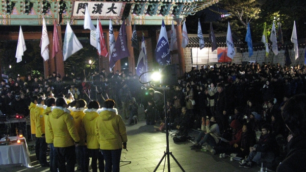 신학생들이 연대해 8일 저녁 대한문 앞에서 '신학생총연합시국기도회'를 개최했다.