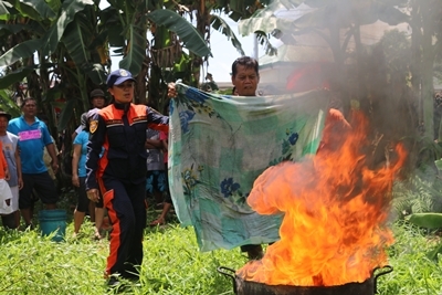  재난 상황 시 화재를 진압하는 방법을 배우고 있는 필리핀 주민들