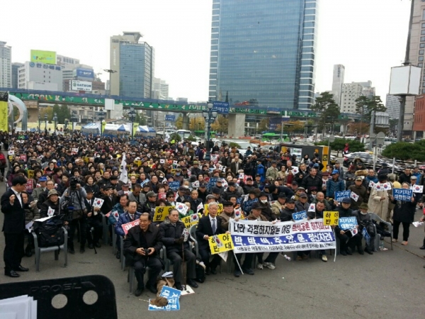 10일 낮 서울역 광장에서는 '새로운 한국을 위한 국민운동' 주최로 '대통령 하야반대 및 국가안보를 위한 집회'가 열렸다. 