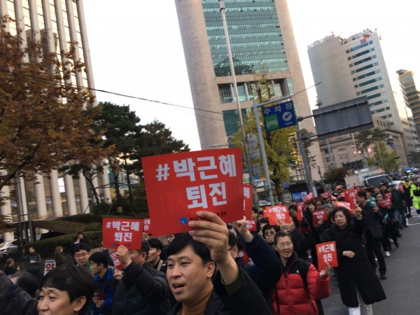 향린교회에서 시국기도회를 마치고 거리로 나선 기장 총회 목회자와 성도들.