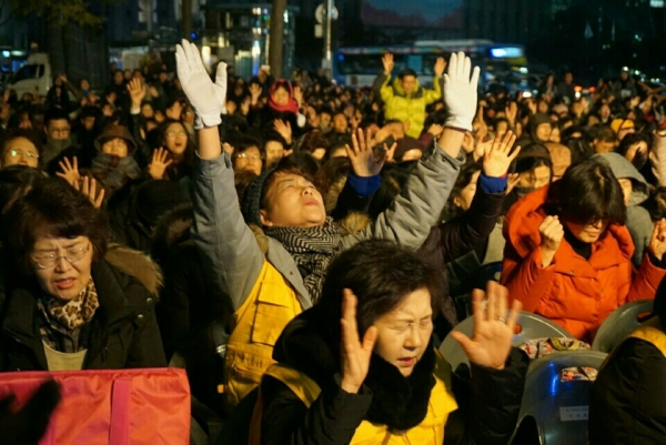 12일 100만 인파가 시청광장, 광화문 등 거리에 모여 대통령 하야·퇴진을 외쳤던 것과는 달리, 한국교회 기도의 용사들은 11일과 12일 각각 대한문광장(덕수궁 정문)과 서울역 앞에서 '미스바 구국 연합기도회'를 열고 나라와 민족을 위해 기도했다. 