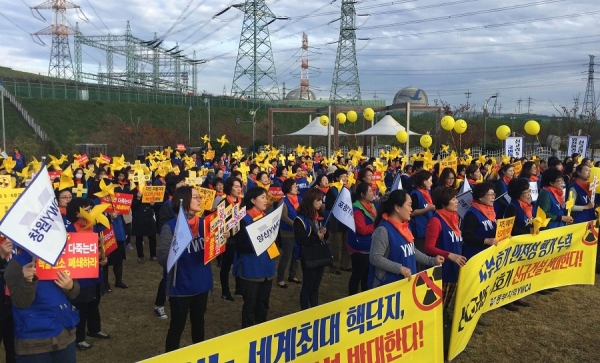 경남･북 15개 YWCA 회원 300여 명은 11월 14일(월) 오후 2시부터 부산시 기장군 고리원자력본부 일대에서 신고리 5·6호기 백지화를 촉구하는 차량, 바람개비 평화행진을 벌였다.