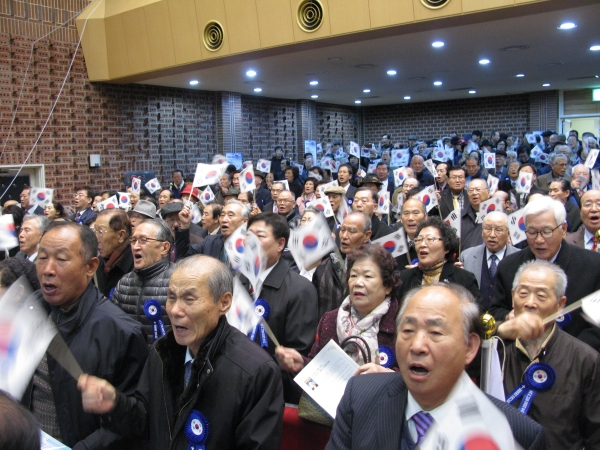 '한국교회 원로목회자 구국기도회'에 참여한 원로목회자들이 태극기를 흔들며 애국가를 열창하고 있다.