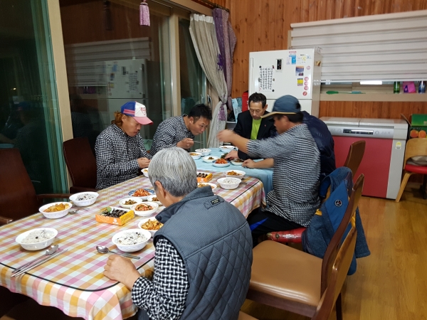 노숙인 쉼터 ‘친구네집’에 초대된 형제들과 맛난 저녁 식사