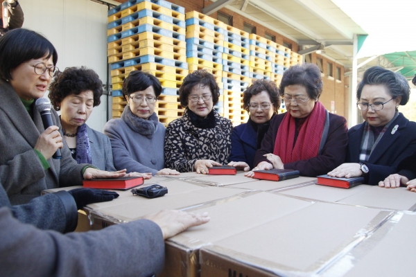 성경 상차를 위한 기도를 드리고 있는 예장통합 여전도회전국연합회 임원들의 모습.