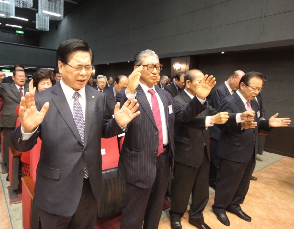 한기총 제27회 한국교회 기도의 날 행사에서 기도하는 교계 지도자들.