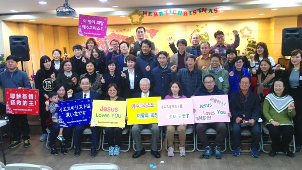 행사를 모두 마치고 즐거운 마음으로 성도들과 함께 한 채의숭 장로.