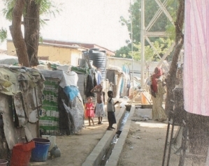 나이지리아의 기독교인들은 비공식적인 국내실향민(IDP) 수용소로 피난했거나 전쟁으로 폐허가 된 나이지리아 북동쪽에 위치한 마이두구리 사람들에게 보호를 받고 있다. 이들은 오픈도어로부터 식량 구호품을 지원받았다. 10월부터 우리는 인도주의적 위기로서 기아에 허덕이고 있는 3,000개의 가정, 약 15,000명의 사람들에게 구호 물품을 배포하였다.