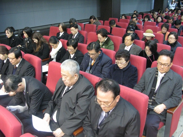 한교연 신년감사예배 및 하례식에 참석한 이들이 함께 나라와 민족, 한국교회를 위해 기도하고 있다.