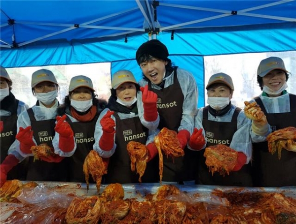 가수 김장훈이 김치나눔 행사에 동참하고 있다.