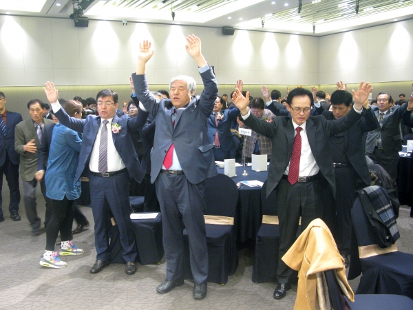 참석자들이 합심기도하고 있다. 가운데 빨간 넥타이를 맨 전광훈 목사(사랑제일교회)도 보인다. 그가 적극적으로 지지를 보냈던 기독자유당은 지난해 초 총선 때 비례대표를 내 국회 진출을 노렸지만, 실패했다.