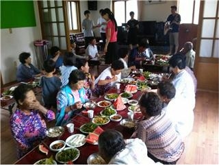 정기적으로 도시교회와 연계하여 마을 잔치, 이미용 봉사,  한방진료, 문화 공연 등으로 마을을 섬긴다.