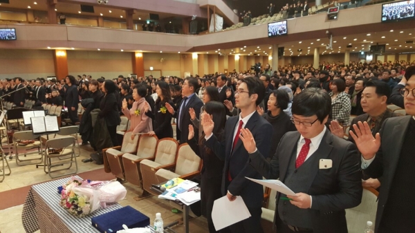 새중앙교회 원로목사 추대와 담임목사 취임예배 중 선서하고 있는 성도들.