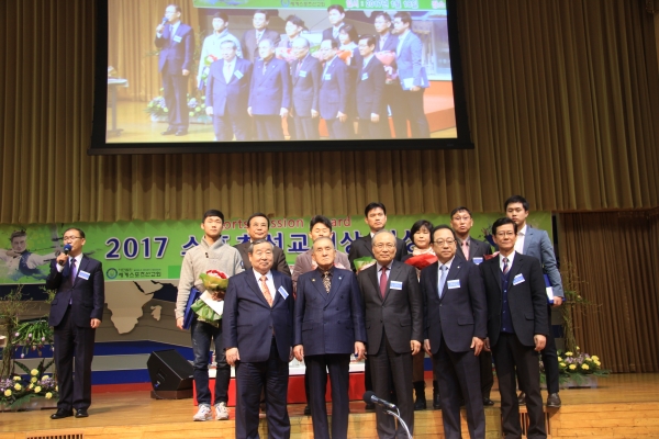 수상자들과 시상자들이 한 자리에 함께 한 가운데, 대상 수상자인 박민재 목사가 수상소감을 전하고 있다. 