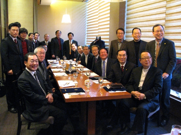 한국성결교회연합회 제7회 신년하례회를 마치고 3교단 관계자들이 한 자리에 모여 기념촬영을 하고 있다.