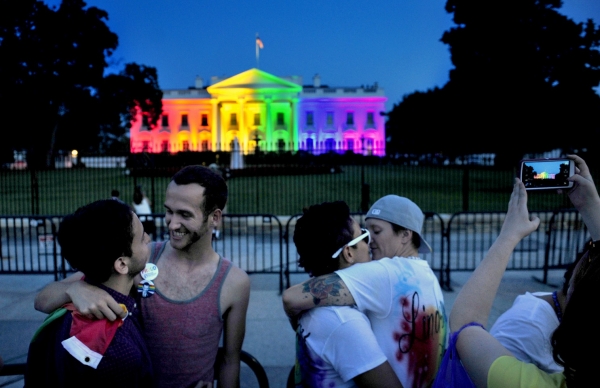 2015년 6월 美연방대법원이 동성결혼 합법화를 선언하자, 백악관은 성소수자(LGBT)를 상징하는 무지개색 조명으로 물들었다. 그 앞에서 환호하고 있는 동성애자들. ⓒ 케이아메리칸포스트