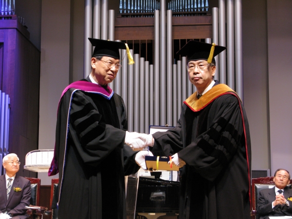 숭실대 이사장 김삼환 목사(왼쪽)로부터 황준성 신임총장이 취임패를 받고 있다.
