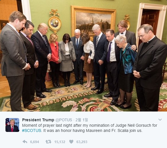 백악관에서 기도하는 트럼프