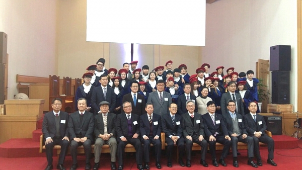 여명학교 제13회 졸업식 후 단체사진 촬영의 모습.