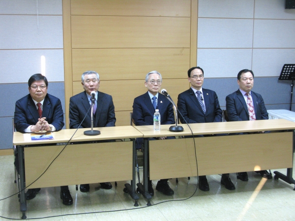 2017 한국교회 부활절 연합예배 준비위가 15일 오전 한국교회100주년기념관에서 기자회견을 열고 준비상황을 공개했다. 가운데가 대표대회장인 이성희 예장통합 총회장.