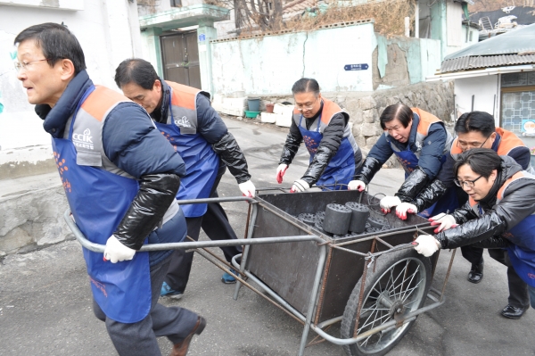 한국교회연합(대표회장 정서영 목사)은 지난 2월 16일(목) 오전 서울 중계동 백사마을에서 사회적 약자와 함께하는 사랑의 연탄나눔 행사를 진행했다.