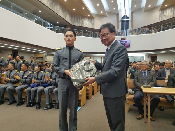 선물증정 순서 때 육사 생도들이 김정석 광림교회 담임목사에게 ‘군용배낭’을 선물해 의미를 더했다.