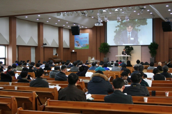 한국성경신학회 제39차 정기논문 발표회가 열리고 있는 신반포중앙교회 본당.